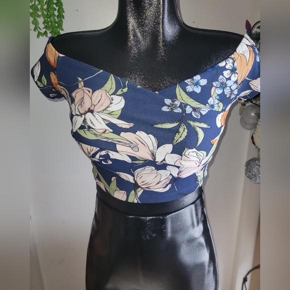 Revamped Off Shoulder Blue Floral Print Crop Top S - Picture 1 of 6